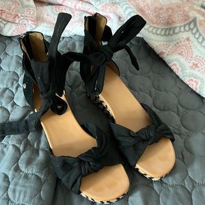 Barely worn Ugg sandals in black . Size 7.5